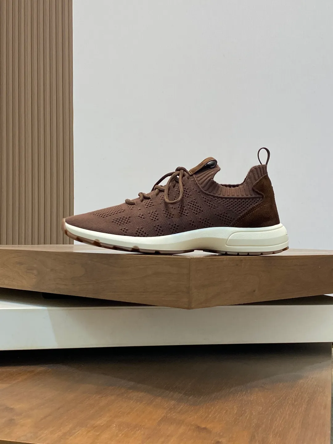Ex-factory price: 580💰Dior’s latest men’s fashion sneakers. This item draws inspiration from retro jogging shoes. Featuring a thick, low-top design, it features a mesh fabric upper and an ultra-light rubber foam sole. The side is decorated with an embossed "Di~r" logo. Code number: 39-44 (order 38, 45, 46)